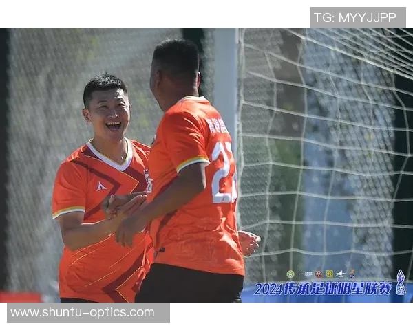 足球球星赛后互换秋衣展现友谊与体育精神的温情瞬间