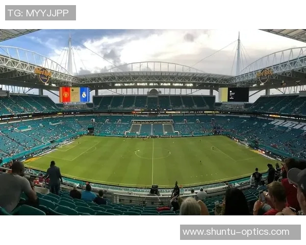 球场传奇风采尽显 足球巨星图集壁纸带你领略绿茵场上的荣耀时刻