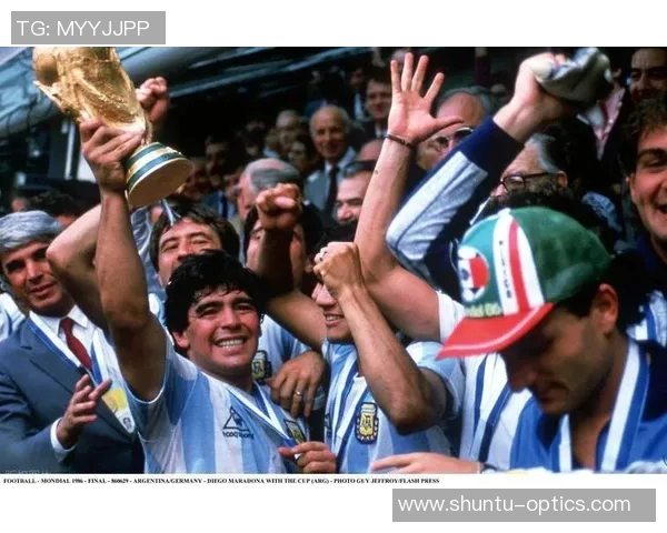 足球传奇球星纪念排名分析与历史影响力评选